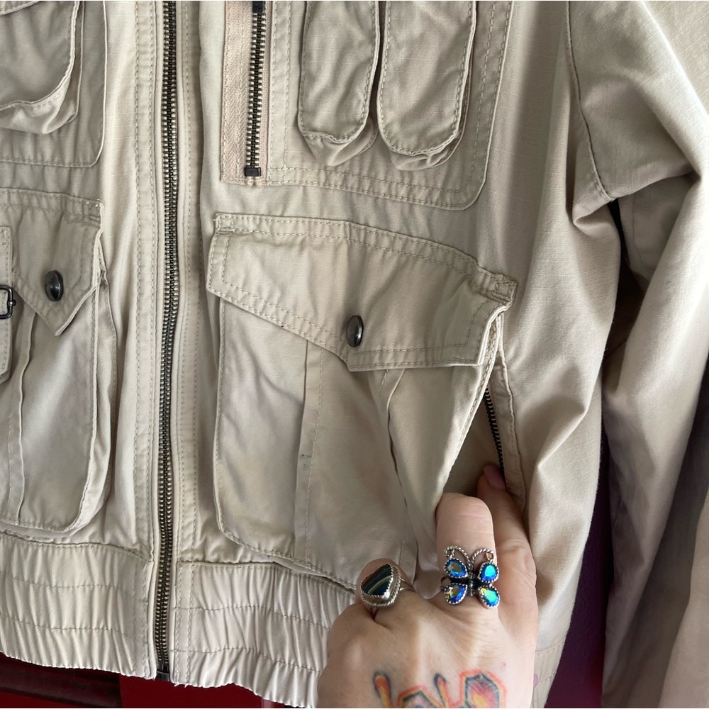 Tommy Hilfiger tan utility jacket with lots of pockets and zippers. 100% cotton - Picture 4 of 8